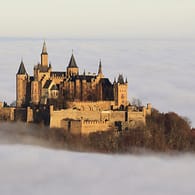 Majestätisch thront die Burg Hohenzollern auf dem 855 Meter hohen "Zollerberg" und dominiert das Landschaftsbild.