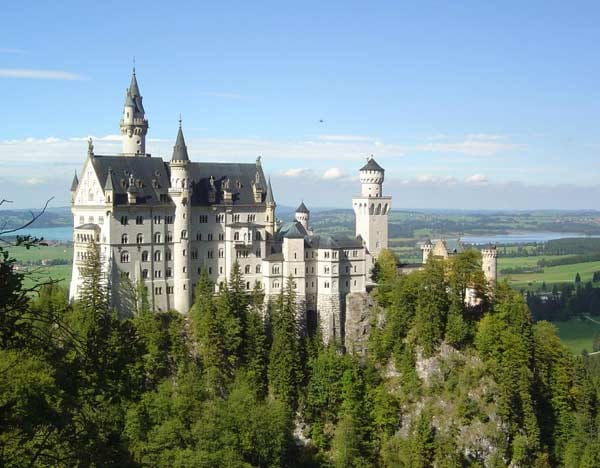 Das Schloss Neuschwanstein in Bayern ist Deutschlands Vorzeige-Märchenschloss: Es zieht jährlich mehr als 1,4 Millionen Besucher ins beschauliche Städtchen Hohenschwangau.