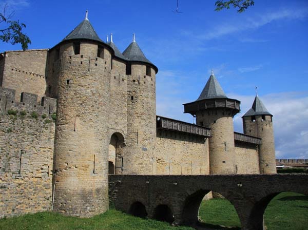 Cité von Carcassonne: "Vive la France" – in Carcassonne gibt man sich nicht mit einer mickrigen Burg zufrieden, hier steht gleich eine ganze Festungsstadt.