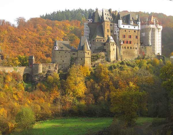 Gut versteckt in herrlich-idyllischer Natur liegt ein wahres Schmuckstück: die Burg Eltz. Weder Krieg noch Eroberungen konnten der Ritterburg aus dem 12.Jahrhundert etwas anhaben.