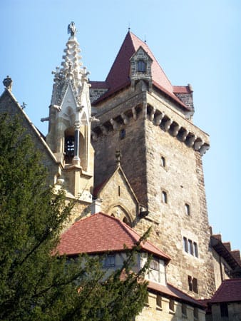 2009 war die Burg Kreuzenstein bei Leobendorf in Österreich einer der Schauplätze des TV-Mehrteilers "Die Säulen der Erde".