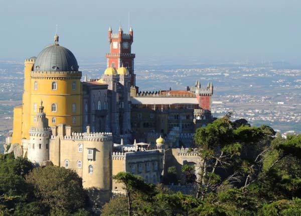 Erbaut wurde der Palácio Nacional da Pena in Sintra Mitte des 19. Jahrhunderts von König Fernando II. Heute ist das UNESCO Weltkulturerbe eines der meistbesuchten Monumente Portugals.