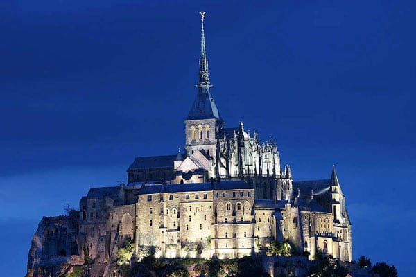 Was aussieht wie eine Burg, ist in Wahrheit ein Kloster: le Mont-Saint-Michel in der Normandie. Und das kann sich sehen lassen: Knapp 160 Meter ragt das UNESCO Weltkulturerbe aus dem Meer empor.