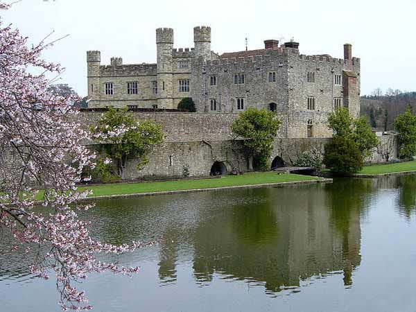 "Das lieblichste Schloss der Welt" - damit wirbt das Wasserschloss in der englischen Grafschaft Kent, Leeds Castle.