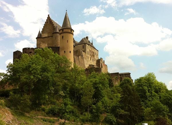 Einst schlenderten Ritter und Burgfräulein durch die gewaltige Festung, heute empfängt die aufwändig restaurierte Anlage der Burg Vianden in Luxemburg geschichtsinteressierte Touristen.