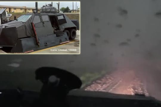 Mit einem Spezialgefährt wagen sich Brandon Ivey und Sean Casey mitten in den Wirbelsturm hinein