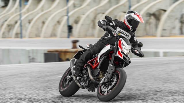 Kurvenjagd macht mit der Hypermotard SP besonders Spaß.