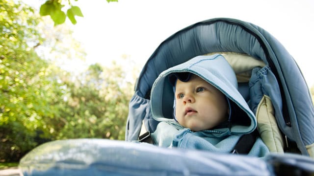 Dreht die Kinder um! Sitzen unsere Kinder seit Jahrzehnten falsch herum im Buggy?