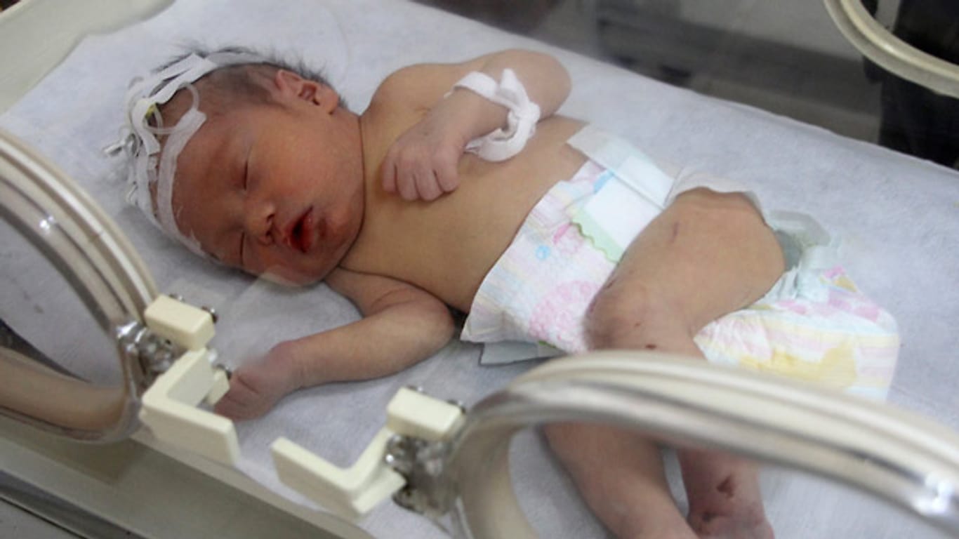 China: Baby aus Abflussrohr erholt sich