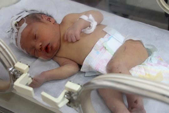 China: Baby aus Abflussrohr erholt sich