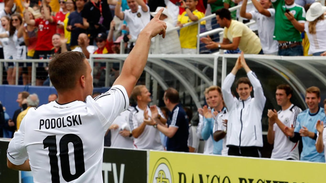 Was für ein Auftritt gegen Ecuador: Podolski jubelt mit den deutschen Fans.