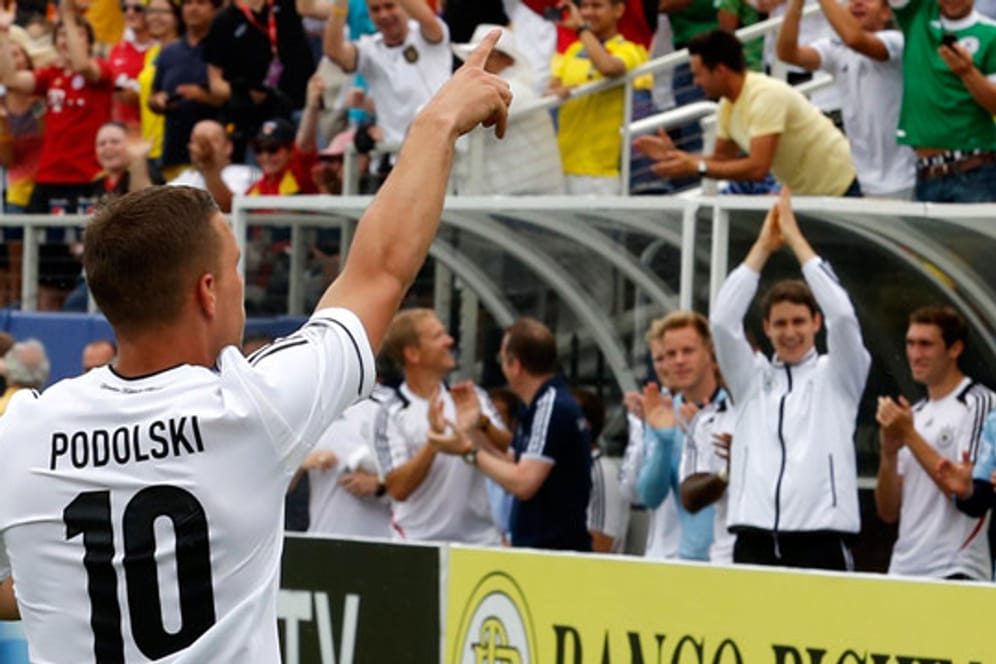 Was für ein Auftritt gegen Ecuador: Podolski jubelt mit den deutschen Fans.
