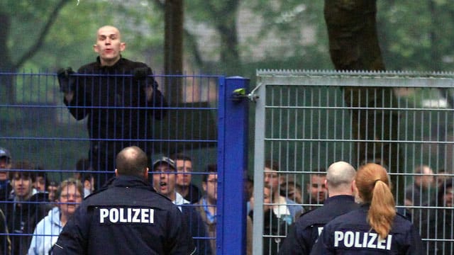 Die Polizei hatte mit den aufgebrachten MSV-Fans alle Hände voll zu tun.