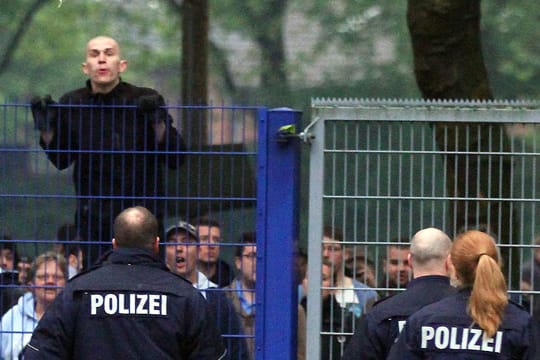 Die Polizei hatte mit den aufgebrachten MSV-Fans alle Hände voll zu tun.