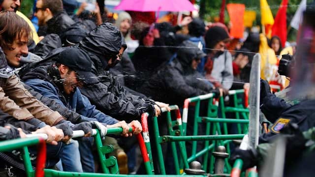 Pfefferspray gegen den Protest: Polizisten versuchen, Demonstranten vor der Europäischen Zentralbank in Frankfurt am Durchbrechen von Barrikaden zu hindern