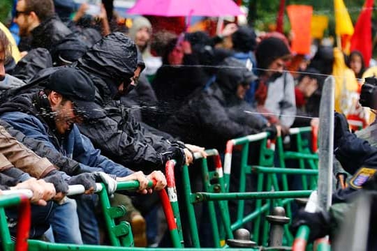 Pfefferspray gegen den Protest: Polizisten versuchen, Demonstranten vor der Europäischen Zentralbank in Frankfurt am Durchbrechen von Barrikaden zu hindern