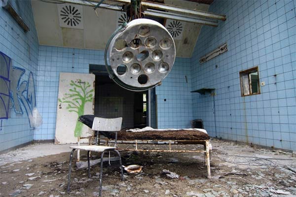 Nur noch die angerosteten Reste einer Leuchte lassen in einem einstigen OP-Saal der Beelitzer Heilstätten vermuten, dass an diesem Ort Ärzte im Einsatz waren.