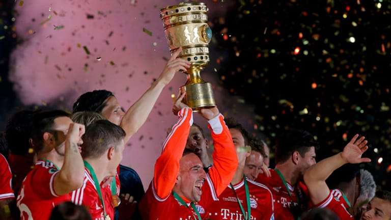 Ribéry stemmt den DFB-Pokal unter großem Jubel in den Berliner Nachthimmel.