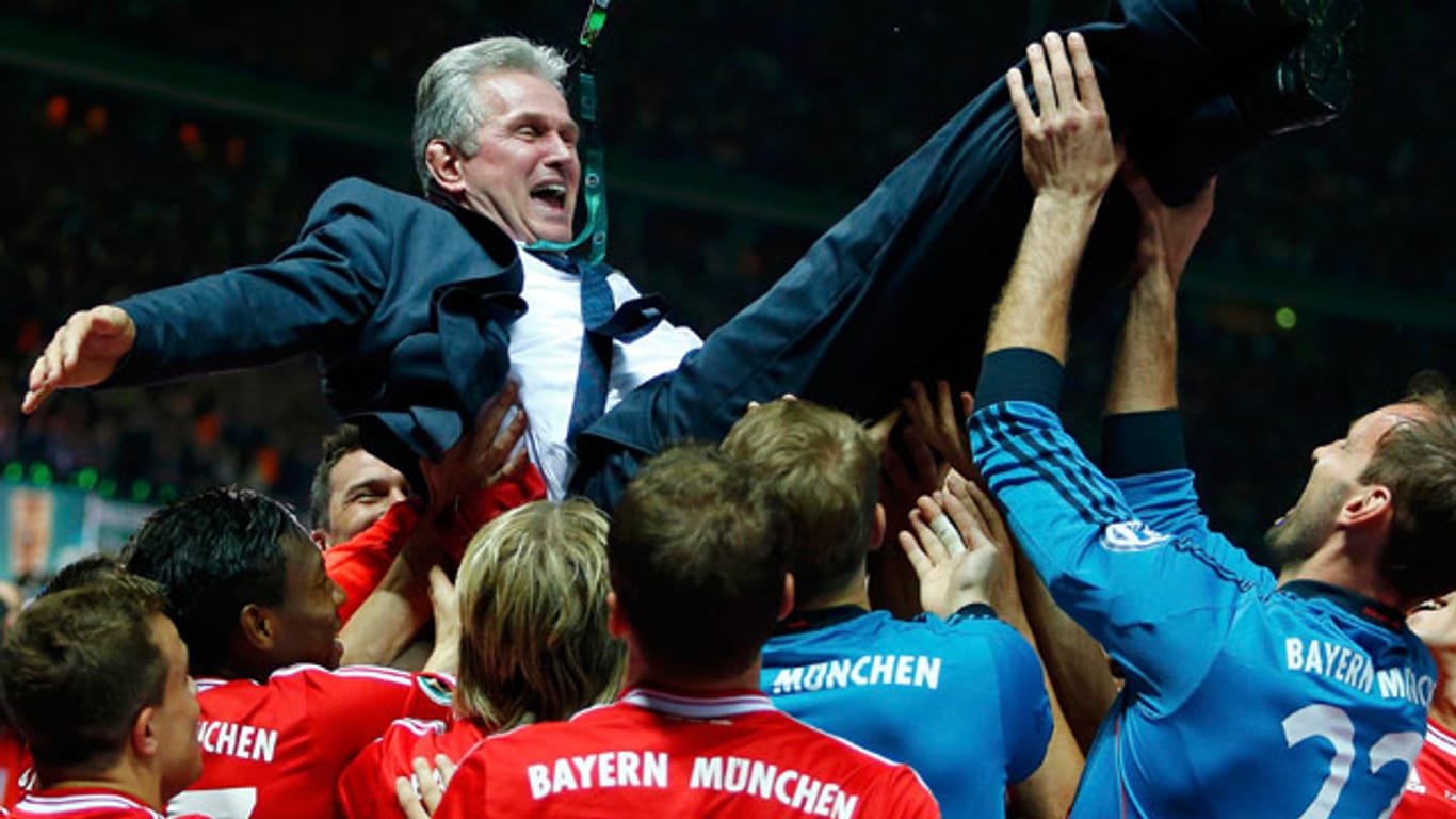 Die Bayern feiern ihren Erfolgstrainer Jupp Heynckes.