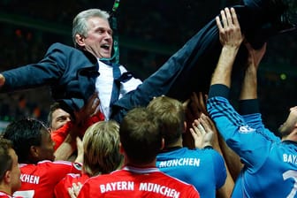 Die Bayern feiern ihren Erfolgstrainer Jupp Heynckes.