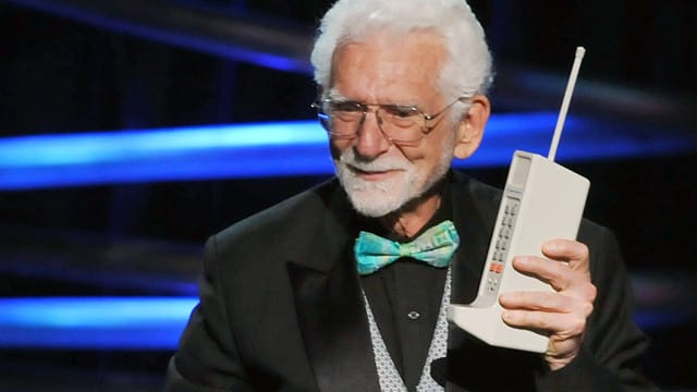 Handy-Erfinder Martin Cooper mit Prototypen des Motorola Dynatac 8000X