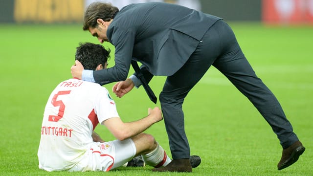 VfB-Trainer Bruno Labbadia tröstet einen enttäuschten Serdar Tasci.