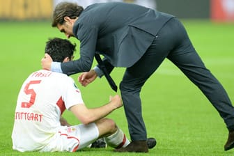 VfB-Trainer Bruno Labbadia tröstet einen enttäuschten Serdar Tasci.