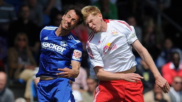 Zwischen Lottes Roman Prokoph (li.) und Fabian Franke von RB Leipzig geht es hoch her. Zwischen Lottes Roman Prokoph (li.) und Fabian Franke von RB Leipzig geht es hoch her.