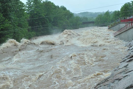 Die Zwickauer Mulde ist wie hier in Wilkau-Haßlau (Sachsen) zu einem reißenden Strom angeschwollen