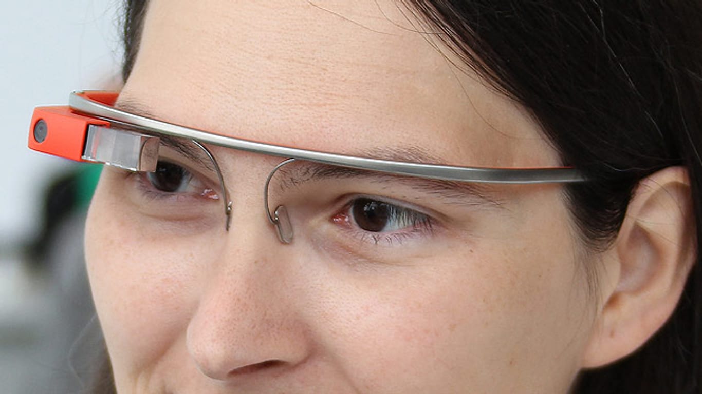 Eine Mitarbeiterin von Google trägt die Cyberbrille Google Glass.