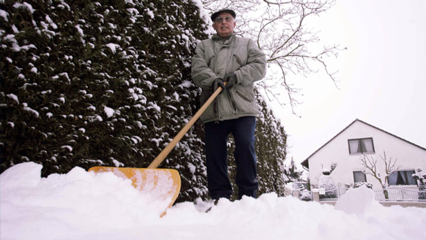 Schneeschippen kann besonders bei älteren Menschen schnell aufs Herz gehen.