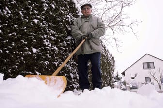 Schneeschippen kann besonders bei älteren Menschen schnell aufs Herz gehen.