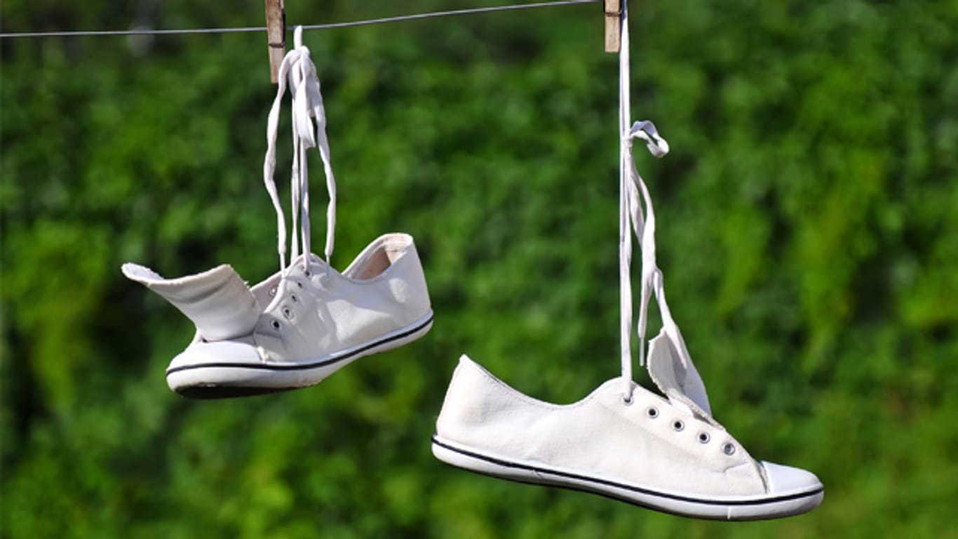 Schuhe: Zur Reinigung von Leinenschuhen empfiehlt sich die Handwäsche.