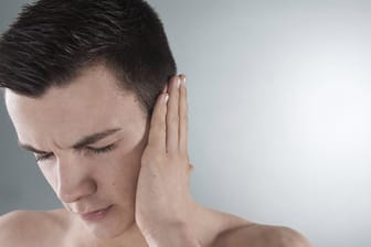Schmerzt es hinter dem Ohr, ist das oft ein eindringliches Warnsignal.