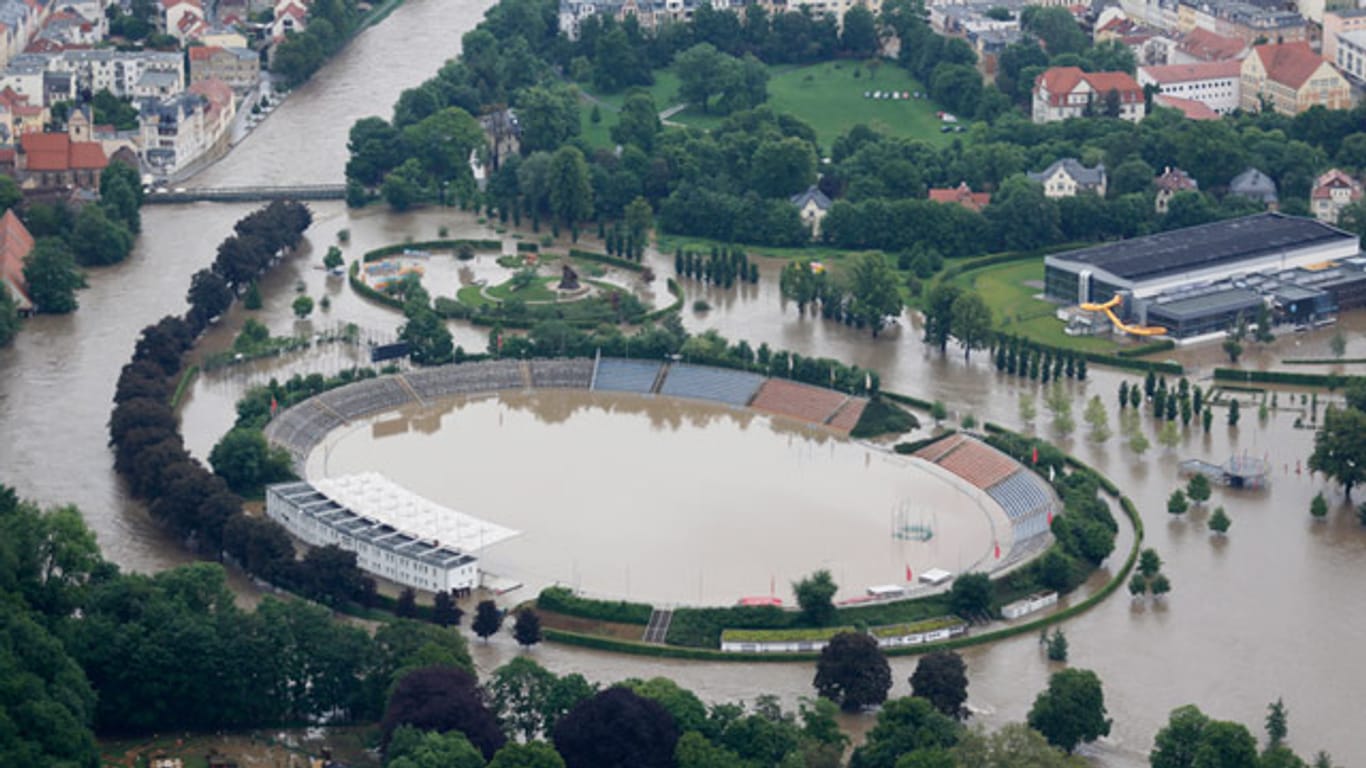 Der Hofwiesenpark im thüringischen Gera mit dem Stadion der Freundschaft ist überflutet