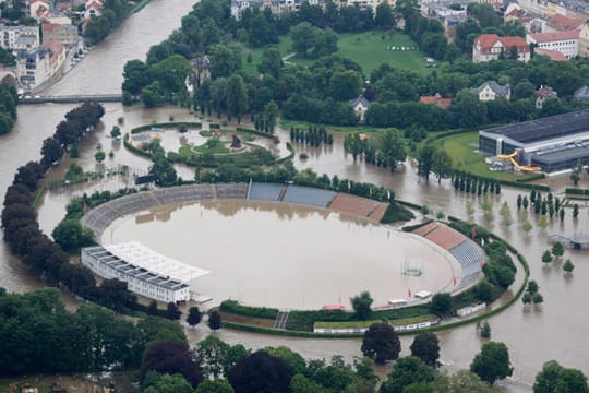 Der Hofwiesenpark im thüringischen Gera mit dem Stadion der Freundschaft ist überflutet