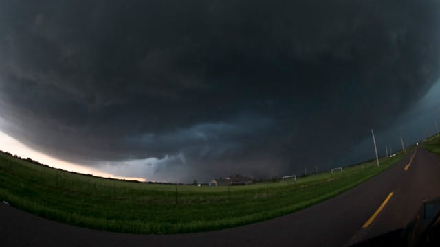 Dieser gewaltige Tornado bei El Reno im US-Staat Oklahoma wurde drei Sturmexperten zum Verhängnis, als sie ihn jagten Dieser gewaltige Tornado bei El Reno im US-Staat Oklahoma wurde drei Sturmexperten zum Verhängnis, als sie ihn jagten