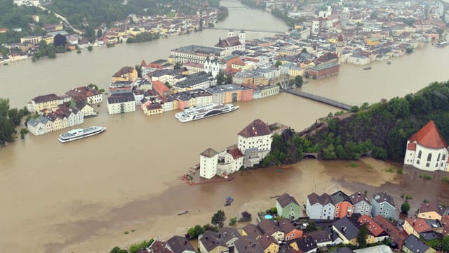 Ein Bild des Schreckens: Gleich drei Hochwasser tragende Flüsse ergießen sich über Passau