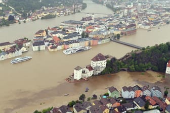 Ein Bild des Schreckens: Gleich drei Hochwasser tragende Flüsse ergießen sich über Passau