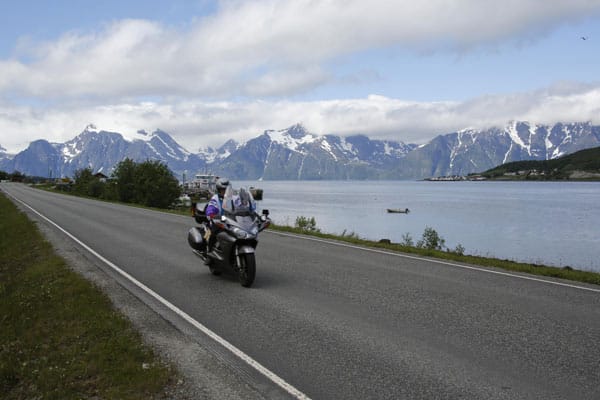 Die Straßen schlängeln sich entlang der Fjorde.