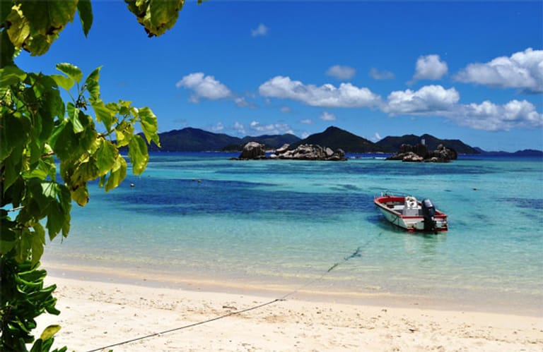 Ein Strand auf La Digue. Diese, Praslin in Mahé sind die drei Hauptinseln der Seychellen.