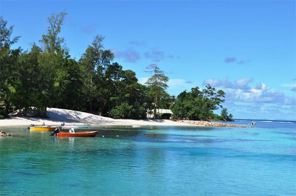 Türkises Meer, weißer Sand, strahlender Sonnenschein: So sieht ein typischer Strand der Seychellen aus, so wie dieser auf La Digue.