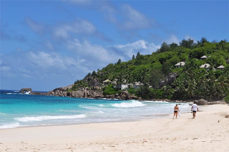 Die Bucht Anse Intendance auf Mahé. Hier liegt das Luxushotel "Banyan Tree Seychelles".