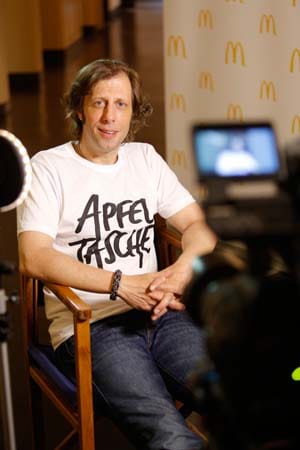 Auch der beliebte Schauspieler Oliver Korritke wirbt für den internationalen Konzern und macht sich damit wenig Freunde. Auch der beliebte Schauspieler Oliver Korritke wirbt für den internationalen Konzern und macht sich damit wenig Freunde.