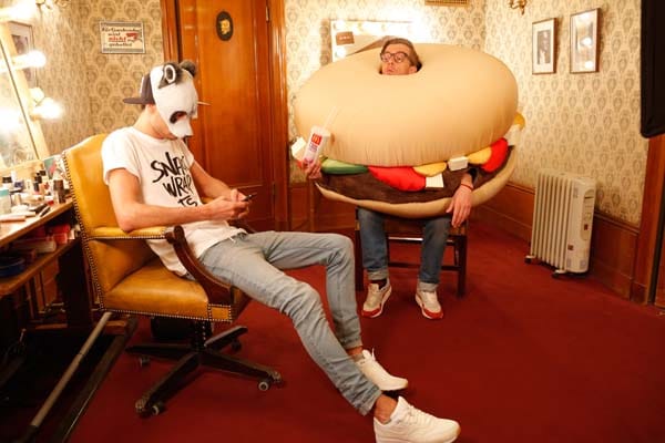 Joko Winterscheidt als Hamburger zusammen mit Rapper Cro.