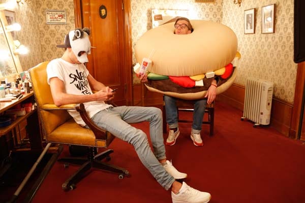 Joko Winterscheidt als Hamburger zusammen mit Rapper Cro. Joko Winterscheidt als Hamburger zusammen mit Rapper Cro.