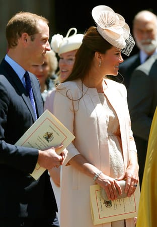 Bei der Jubiläumsfeier der Queen in der Westminster Abbey Anfang Juni 2013 zeigte Herzogin Catherine ihren riesigen Babybauch. Sogar unter dem wallenden Kleid konnte sie die Kugel nicht mehr verstecken.