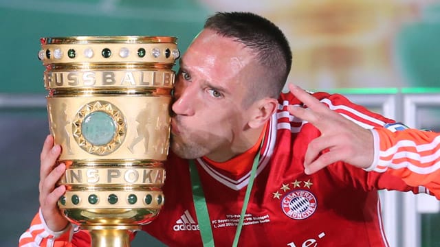 Franck Ribéry mit dem DFB-Pokal.
