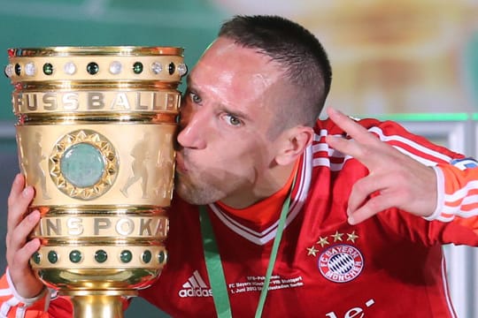 Franck Ribéry mit dem DFB-Pokal.