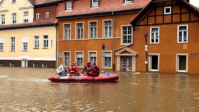 In Halles Innenstadt kommt man nur noch mit dem Schlauchboot voran